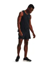 Short deportivo Under Armour Launch Pro 5, color gris oscuro, de corte holgado y largo a medio muslo.