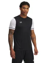 Remera deportiva Under Armour de corte clásico, color negro con mangas cortas blancas con detalles de doble línea negra en los bordes. Logo de la marca en el pecho.