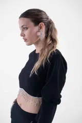 Top corto negro de mangas 3/4 con detalle de flecos de strass en el ruedo.