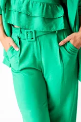 Pantalón de vestir verde Benetton, de corte recto, con bolsillos laterales y cinturón con hebilla forrada.