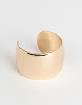Brazalete rígido dorado de metal pulido.