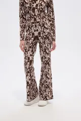 Pantalón de tejido de punto con tiro alto y calce ancho, presentando un estampado pixelado o camuflado en tonos marrón, beige y blanco.