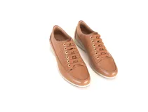 Championes acordonados de cuero color caramelo con suela blanca. El cuero es curtido especialmente, lo que ofrece un calzado suave y liso. Su forro interior también es de cuero, lo que les permite absorber mejor el sudor y prevenir los malos olores. Las plantillas están hechas de látex de aire, un material que mantiene los pies frescos y secos.