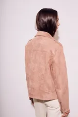 Campera color rosa viejo, estilo motociclista, confeccionada en gamuza sintética con cierre asimétrico y detalles de tachas.