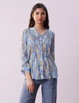 Blusa estampada de gasa marca Ruby Rd, con cuello a la base, escote en V, botones y mangas 3/4 regulables.
