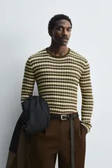 Jersey slim fit tejido en hilatura de algodón, con cuello redondo y manga larga. Diseño a rayas horizontales en tonos beige y marrón.