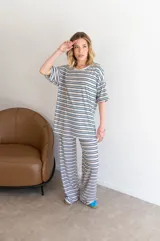 Remerón de viscosa con estampado a rayas horizontales blancas y negras, de corte holgado y mangas cortas.