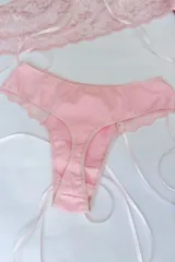 Colaless de tiro alto, confeccionada en algodón elastizado rosa y puntilla elastizada blanca en los laterales. El fundillo es de algodón 100%.