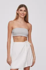 Top strapless color gris cemento, entallado y cropped.