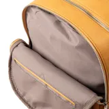 Mochila color camel de cuero sintético con herrajes plateados. Tiene un compartimento principal con cierre, un bolsillo interno con cierre y dos bolsillos externos con cierre.