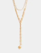Set de tres collares dorados de diferentes largos. Uno con perlas sintéticas, otro con cruces de metal y el tercero con dije de corazón con alas.
