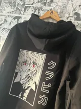 Canguro negro con capucha y cordones, estampado con vinilo textil con un diseño de Kurapika de Hunter x Hunter.