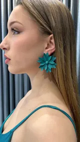 Aros con forma de flor color verde esmeralda.