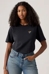 Remera negra de algodón con cuello redondo y estampado pequeño de triángulos de colores en el pecho.