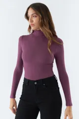 Polera manga larga color morado con cuello alto.