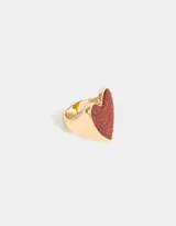 Anillo dorado con forma de corazón.