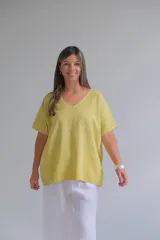 Remera color mostaza de corte holgado y mangas cortas, con escote en V.