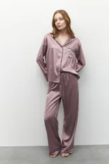 Pantalón de satén color violeta con elástico en la cintura y tiras ajustables.