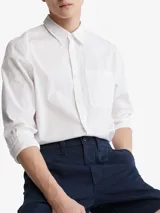 Short de vestir azul marino, de corte recto, con bolsillos laterales y traseros. Se ajusta a la cintura con cinturón de cuero marrón.