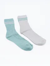Pack de dos pares de medias de caña media, una color verde agua con rayas blancas en el borde superior y otra color crema con rayas verde agua en el borde superior.