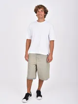 Remera negra de manga corta, con cuello redondo y corte holgado.