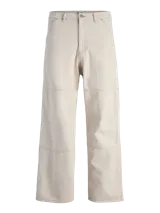 Pantalón de algodón color beige, de corte ancho, con bolsillos laterales y traseros. Presenta costuras contrastantes en color marrón.