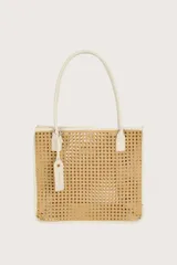 Bolso tipo tote de ratán natural con detalles en cuero sintético color blanco.