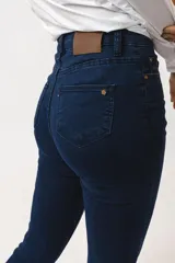 Pantalón de jean chupín color azul oscuro.