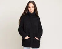 Sweater negro de lana merino con cuello alto y bolsillos frontales.