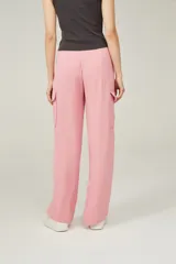 Pantalón de vestir rosa con textura, corte recto, tiro alto y bolsillos cargo laterales.