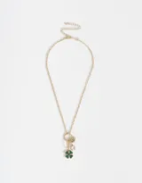 Collar corto dorado con cadena de eslabones, cierre de mosquetón y dijes colgantes de corazón, trébol de resina verde y herradura.