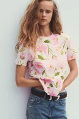 Camiseta de algodón color rosa con estampado de flores.