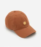Gorra color marrón con visera curva y bordado de un sol amarillo en el frente.