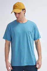 Camiseta celeste de manga corta con bolsillo en el pecho.