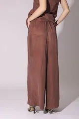 Pantalón palazzo color marrón de tiro alto y pierna ancha.