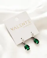 Caravanas con aro de 1,2 cm de diámetro, adornadas con strass en forma de gota verde.