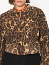 Buzo estilo bomber con estampado animal print, acceso con botones snap, largo hasta la primera cadera y logo bordado en una manga.
