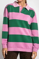 Sweater de algodón peinado a rayas horizontales rosas y verdes, con cuello polo y cierre parcial con botones.