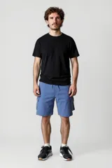 Short negro de corte recto.
