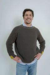 Sweater azul marino de hombre con cuello redondo y puños acanalados en color marrón.