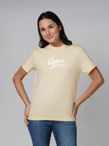 Remera color amarillo claro con logo Calvin Klein estampado en blanco.