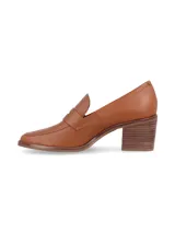 Zapato tipo mocasín color marrón cuero, con taco cuadrado y antifaz.