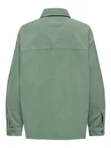 Camisa verde de pana con corte oversize, cuello clásico, hombros caídos, bolsillos frontales con solapa y cierre de botones.