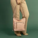 Cartera de simil cuero color rosa, con apertura superior con cierre, bolsillo frontal con cierre y tachas metálicas, bolsillos verticales y bolsillo trasero con cierre. Incluye división al medio y bolsillos internos.