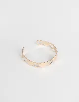Brazalete rígido dorado con diseño de corazones calados.