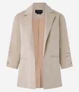 Blazer regular de sastrería color beige, con cuello solapa, sin botón, con bolsillos y detalle de pliegues en las mangas.