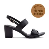 Sandalias de cuero negro con taco bloque, tira ancha sobre los dedos y tira con hebilla al tobillo.