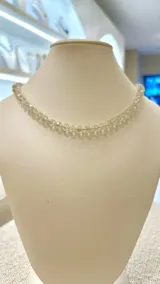 Collar corto de cristales transparentes facetados.
