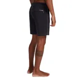 Boardshort negro de largo medio (17 pulgadas) con costuras contrastantes en color blanco. Presenta cierre frontal con cordón ajustable y etiqueta con logo en la parte inferior delantera.
