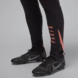 Pantalón largo de entrenamiento Nike FC Paris Saint-Germain, color negro con detalles en rosa. Presenta logo de Jordan y escudo del PSG.